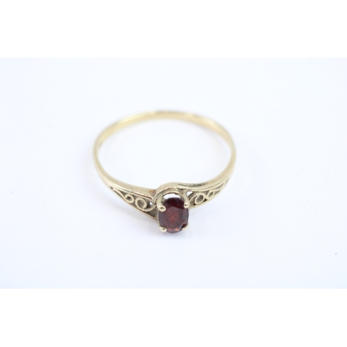 109 - 9ct gold garnet solitaire ring (1.4g) Size S