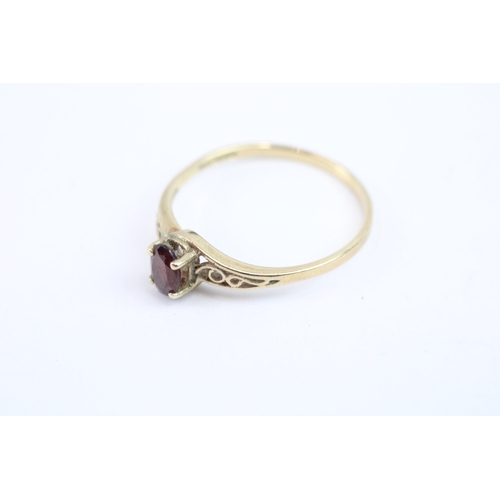 109 - 9ct gold garnet solitaire ring (1.4g) Size S