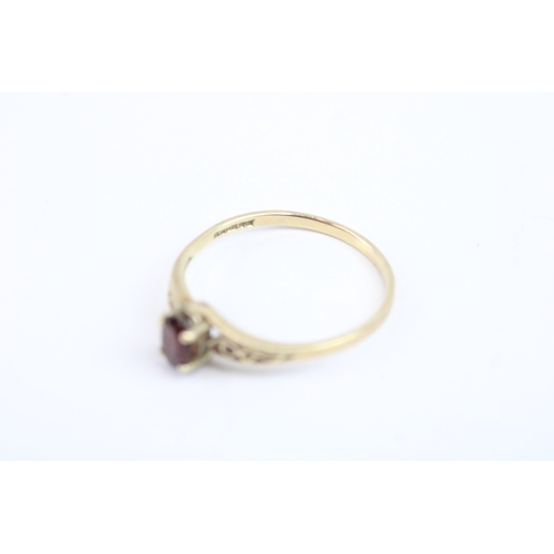 109 - 9ct gold garnet solitaire ring (1.4g) Size S