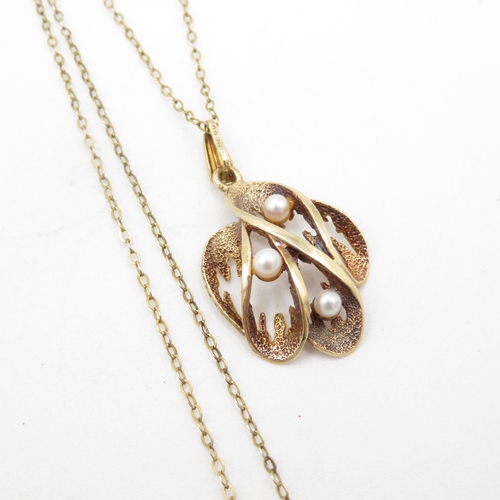 183 - 9ct gold seed pearl wave pendant on chain (2.9g)