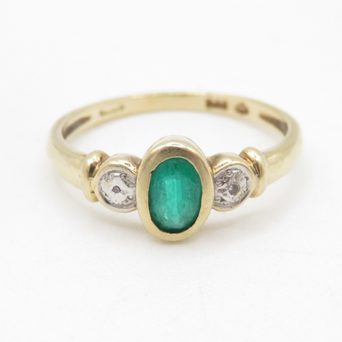 189 - 9ct gold emerald and diamond trilogy ring (1.9g) Size P