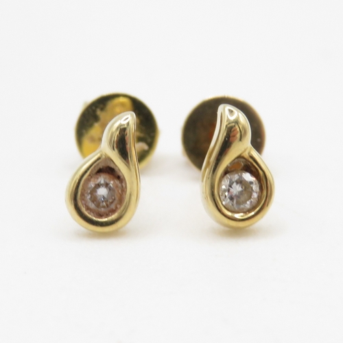 195 - 9ct gold diamond stud earrings (1g)
