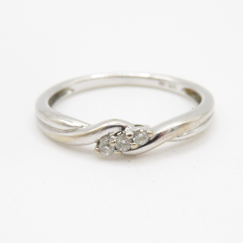 198 - 9ct gold diamond trilogy ring (1.8g) Size O