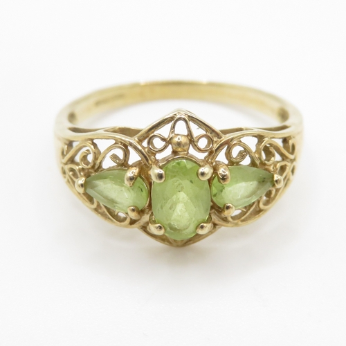 214 - 9ct gold peridot three stone ring (1.9g) Size N 1/2