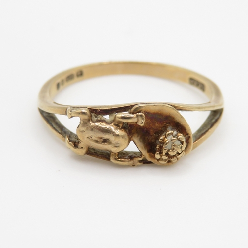 224 - 9ct gold frog and lily pad ring (1.7g) Size O