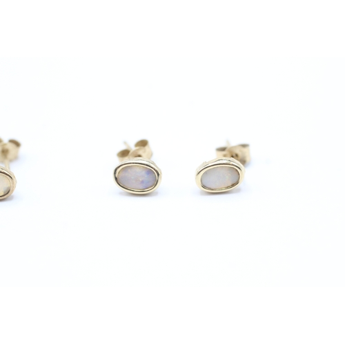 244 - 2 x 9ct gold opal stud earrings (0.8g)