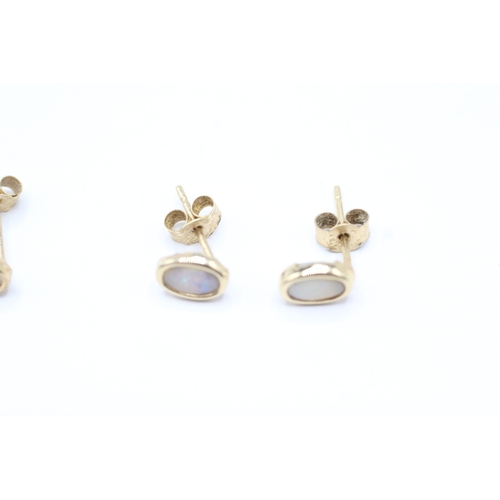244 - 2 x 9ct gold opal stud earrings (0.8g)