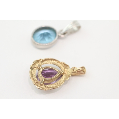 250 - 2x 9ct gold blue topaz & amethyst pendants (3.6g)