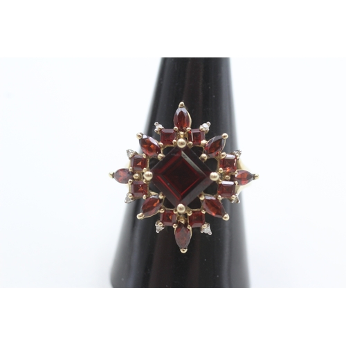 254 - 9ct gold garnet dress ring (4.7g) Size R 1/2