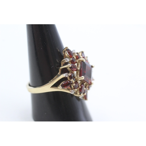254 - 9ct gold garnet dress ring (4.7g) Size R 1/2