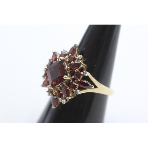 254 - 9ct gold garnet dress ring (4.7g) Size R 1/2