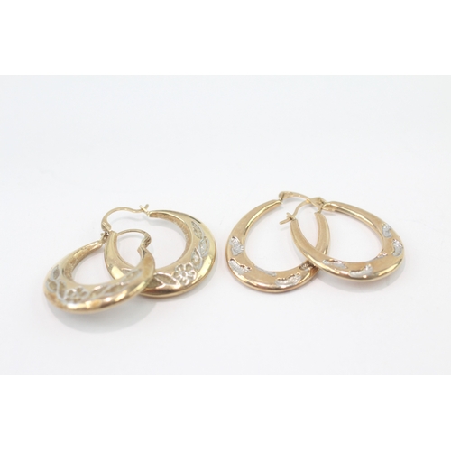 258 - 2 x 9ct gold decorative gold hoop earrings (2g)