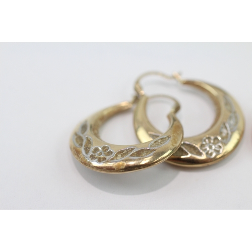 258 - 2 x 9ct gold decorative gold hoop earrings (2g)