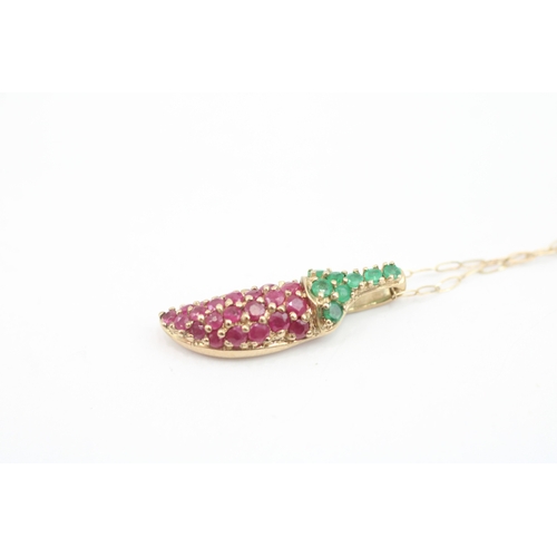 259 - 9ct gold ruby & emerald chilli pendant necklace (1.5g)