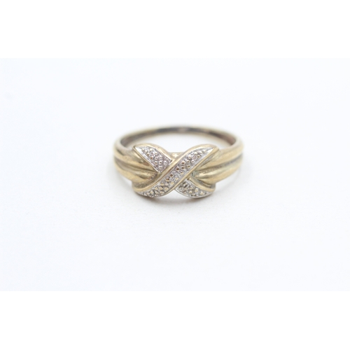 260 - 9ct gold diamond cross over ring (3.1g) Size U