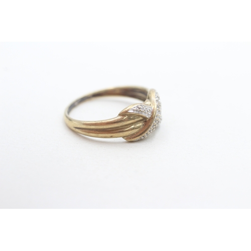 260 - 9ct gold diamond cross over ring (3.1g) Size U