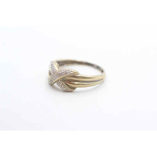 260 - 9ct gold diamond cross over ring (3.1g) Size U