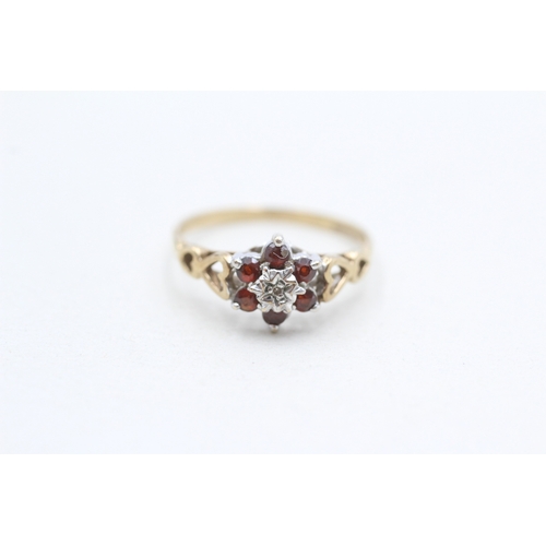 262 - 9ct gold vintage garnet & diamond cluster ring (1.6g) Size O