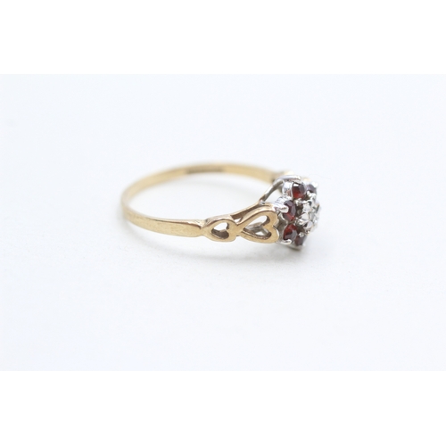 262 - 9ct gold vintage garnet & diamond cluster ring (1.6g) Size O