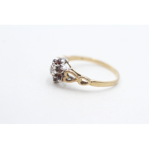 262 - 9ct gold vintage garnet & diamond cluster ring (1.6g) Size O