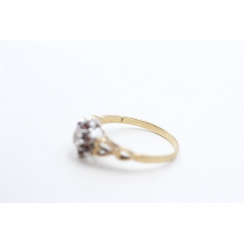 262 - 9ct gold vintage garnet & diamond cluster ring (1.6g) Size O