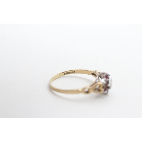 262 - 9ct gold vintage garnet & diamond cluster ring (1.6g) Size O