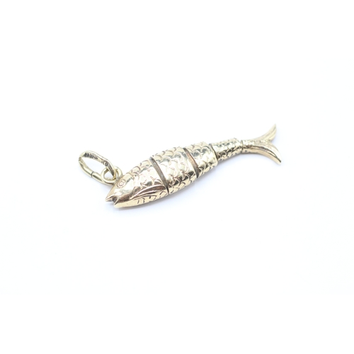 267 - 9ct gold articulated fish charm (2.4g)