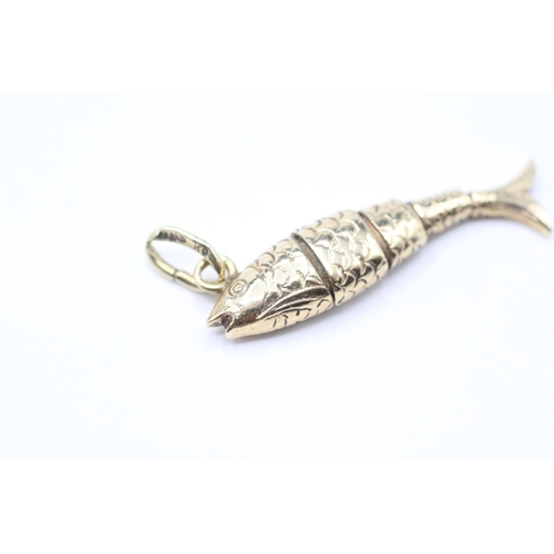 267 - 9ct gold articulated fish charm (2.4g)