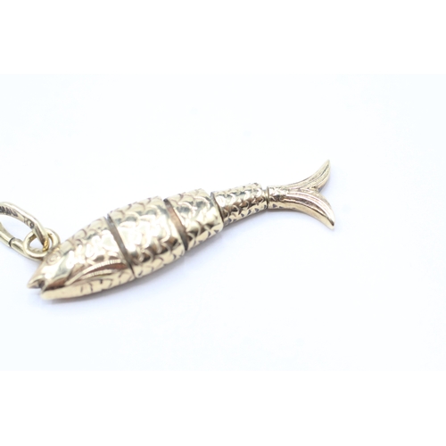 267 - 9ct gold articulated fish charm (2.4g)