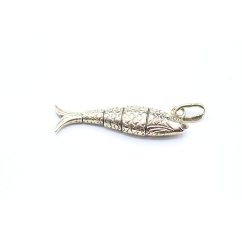 267 - 9ct gold articulated fish charm (2.4g)