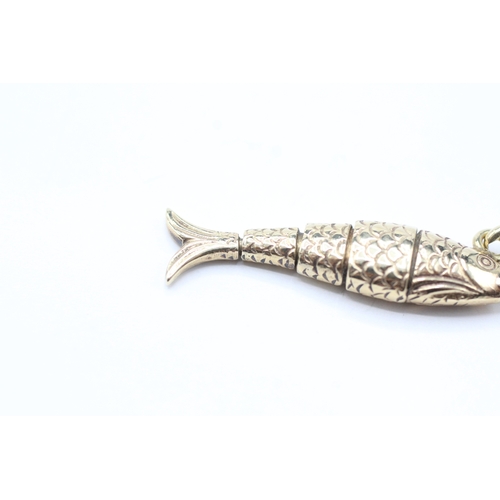267 - 9ct gold articulated fish charm (2.4g)
