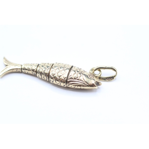 267 - 9ct gold articulated fish charm (2.4g)