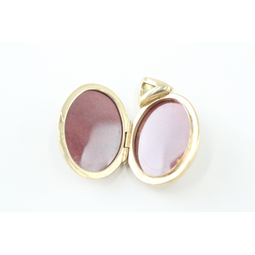 268 - 9ct gold agate locket (8.4g)