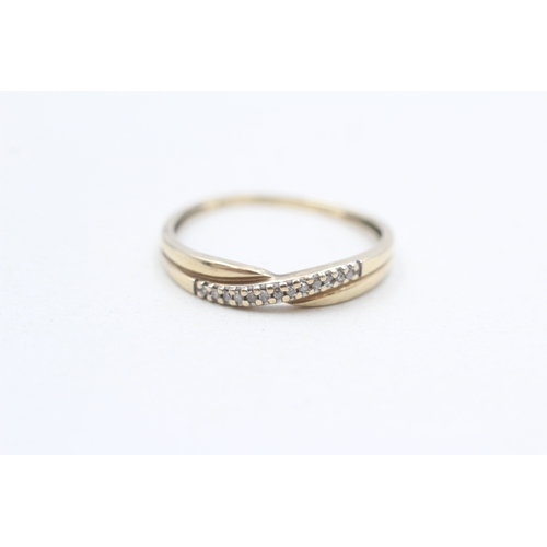 269 - 9ct gold diamond cross-over ring (1.2g) Size P