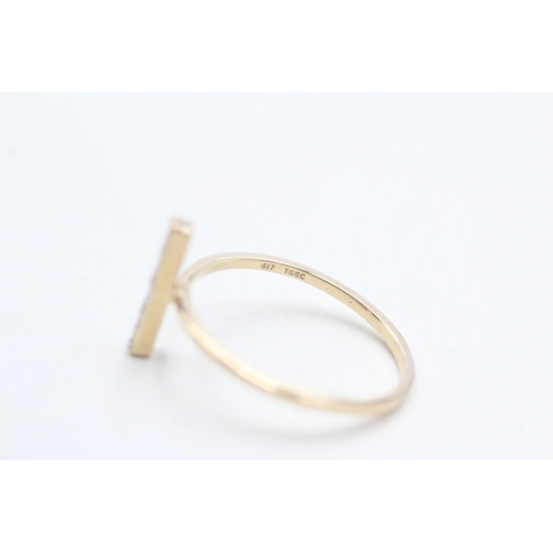270 - 9ct gold diamond dress ring (1.2g) Size N 1/2