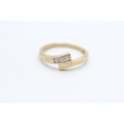 275 - 9ct gold diamond cross-over ring (1.5g) Size L