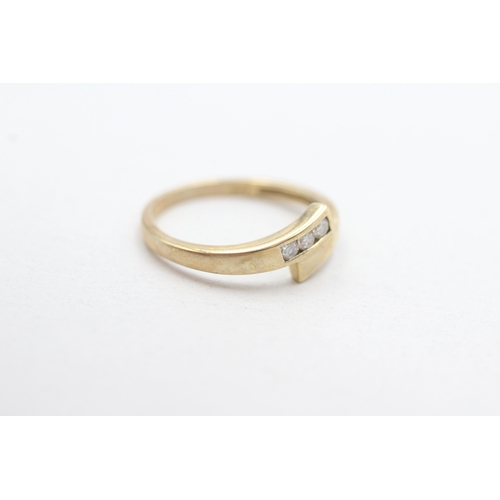 275 - 9ct gold diamond cross-over ring (1.5g) Size L