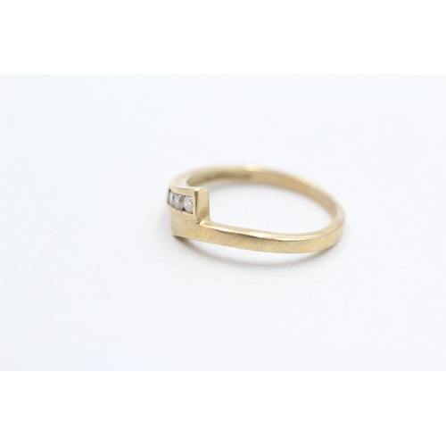 275 - 9ct gold diamond cross-over ring (1.5g) Size L