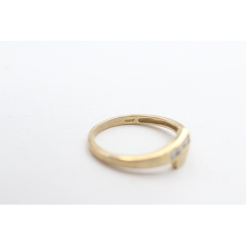 275 - 9ct gold diamond cross-over ring (1.5g) Size L