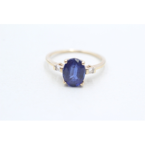 285 - 9ct gold blue & white gemstone dress ring (2.2g) Size N 1/2