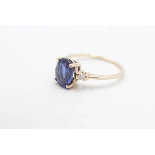 285 - 9ct gold blue & white gemstone dress ring (2.2g) Size N 1/2