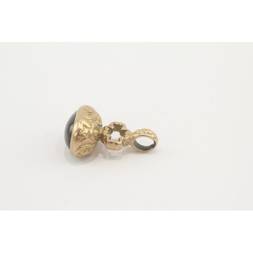 294 - 9ct gold antique cabochon cut garnet patterned fob (5.2g)