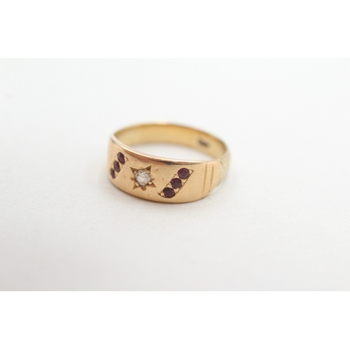296 - 9ct gold vintage star set diamond & ruby dress ring (1.7g) Size H