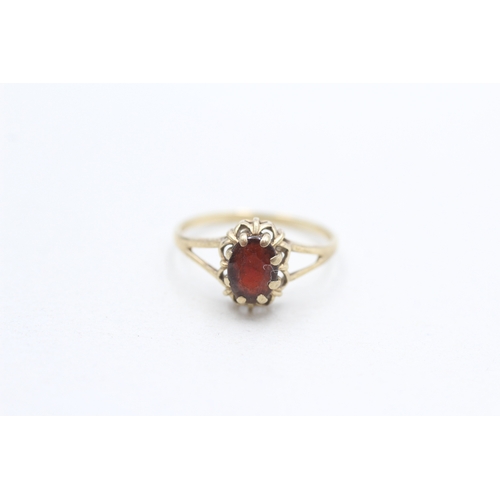 299 - 9ct gold vintage garnet dress ring (1.3g) Size K 1/2