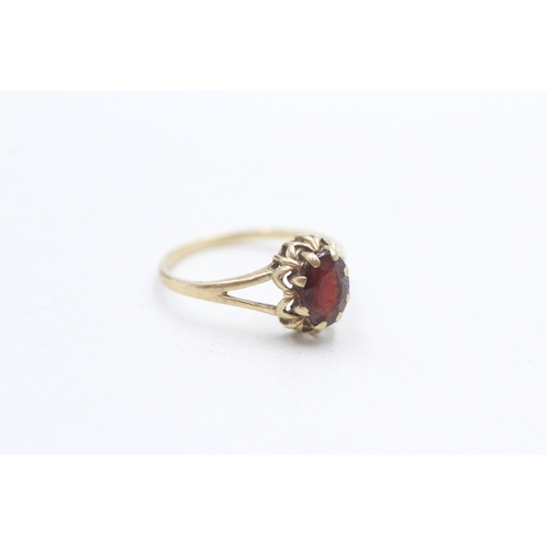 299 - 9ct gold vintage garnet dress ring (1.3g) Size K 1/2