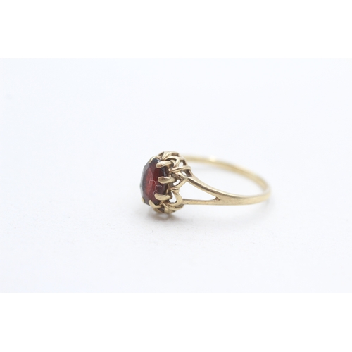 299 - 9ct gold vintage garnet dress ring (1.3g) Size K 1/2