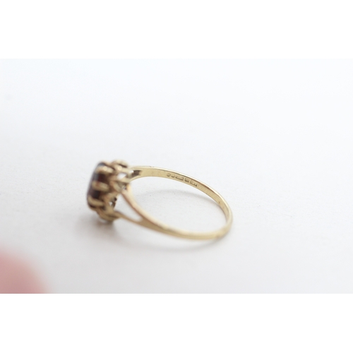 299 - 9ct gold vintage garnet dress ring (1.3g) Size K 1/2