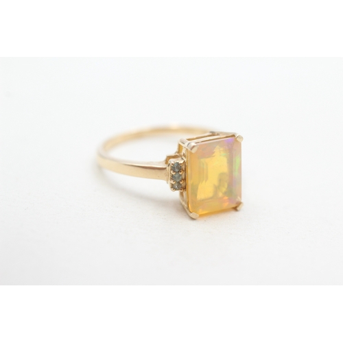 300 - 9ct gold opal & green gemstone dress ring (2.8g) Size P