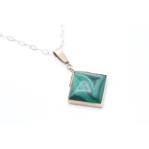 7 - 9ct gold malachite pendant on chain (5.1g)