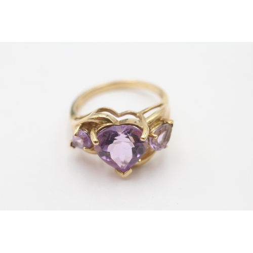 14 - 9ct gold amethyst three stone heart ring (4.3g) Size N 1/2